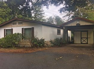 525 Village Pines Cir, Coos Bay, OR 97420