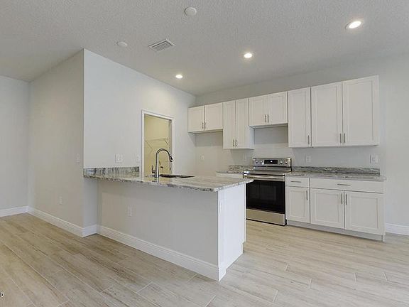 4th image of 2265 Emerson Dr SE