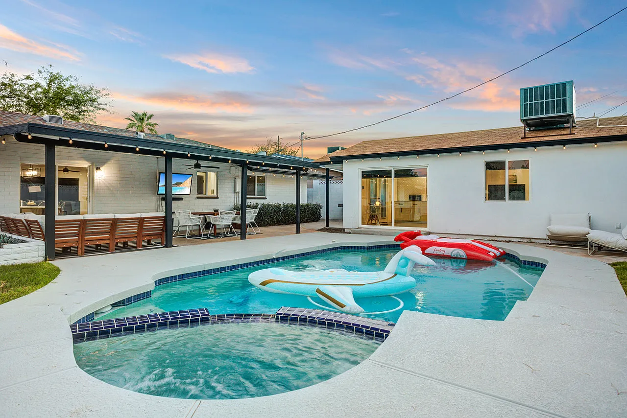 4 bed, 1980 sqft, $5,500 — Photo 1