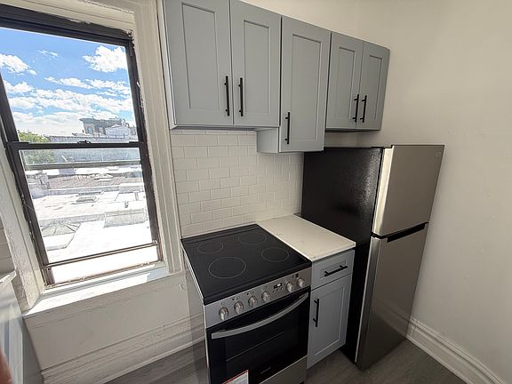 2nd image of 548 52nd St APT 3D