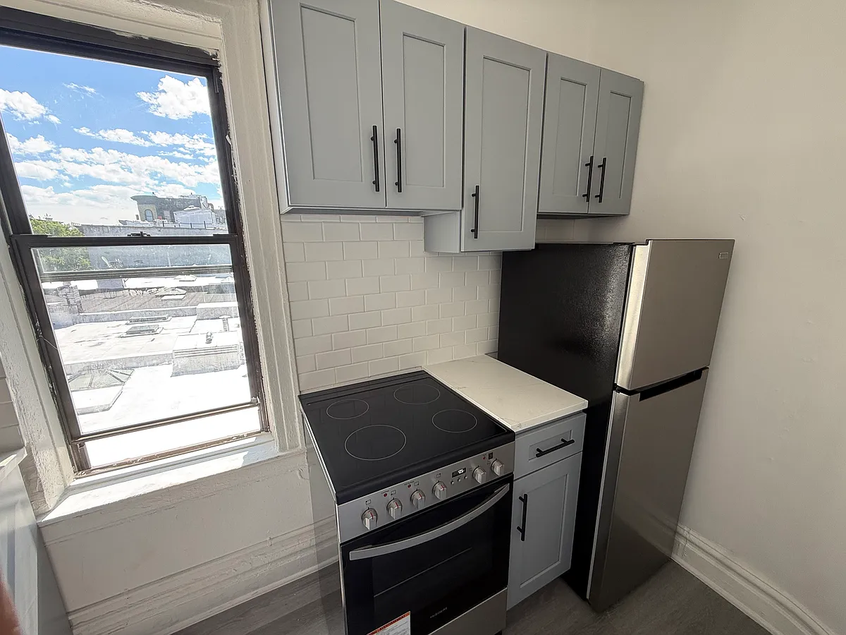Building Photo - 548 52nd St #3D