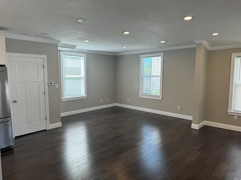 2527 Valley Ave — Photo 6