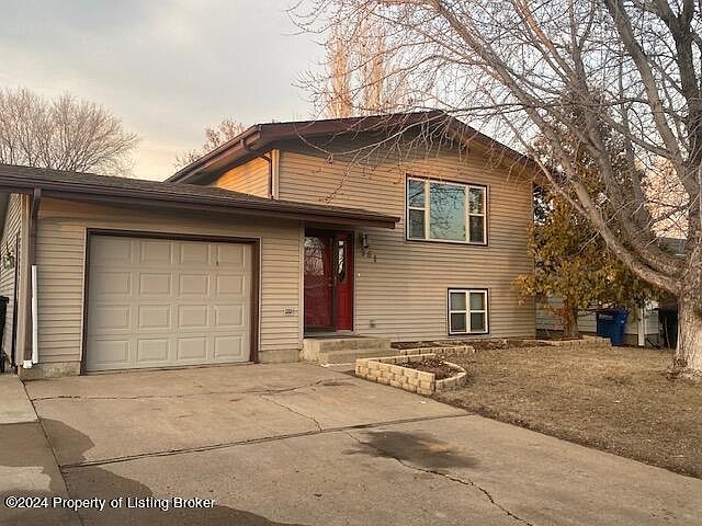 1st image of 961 9th St E