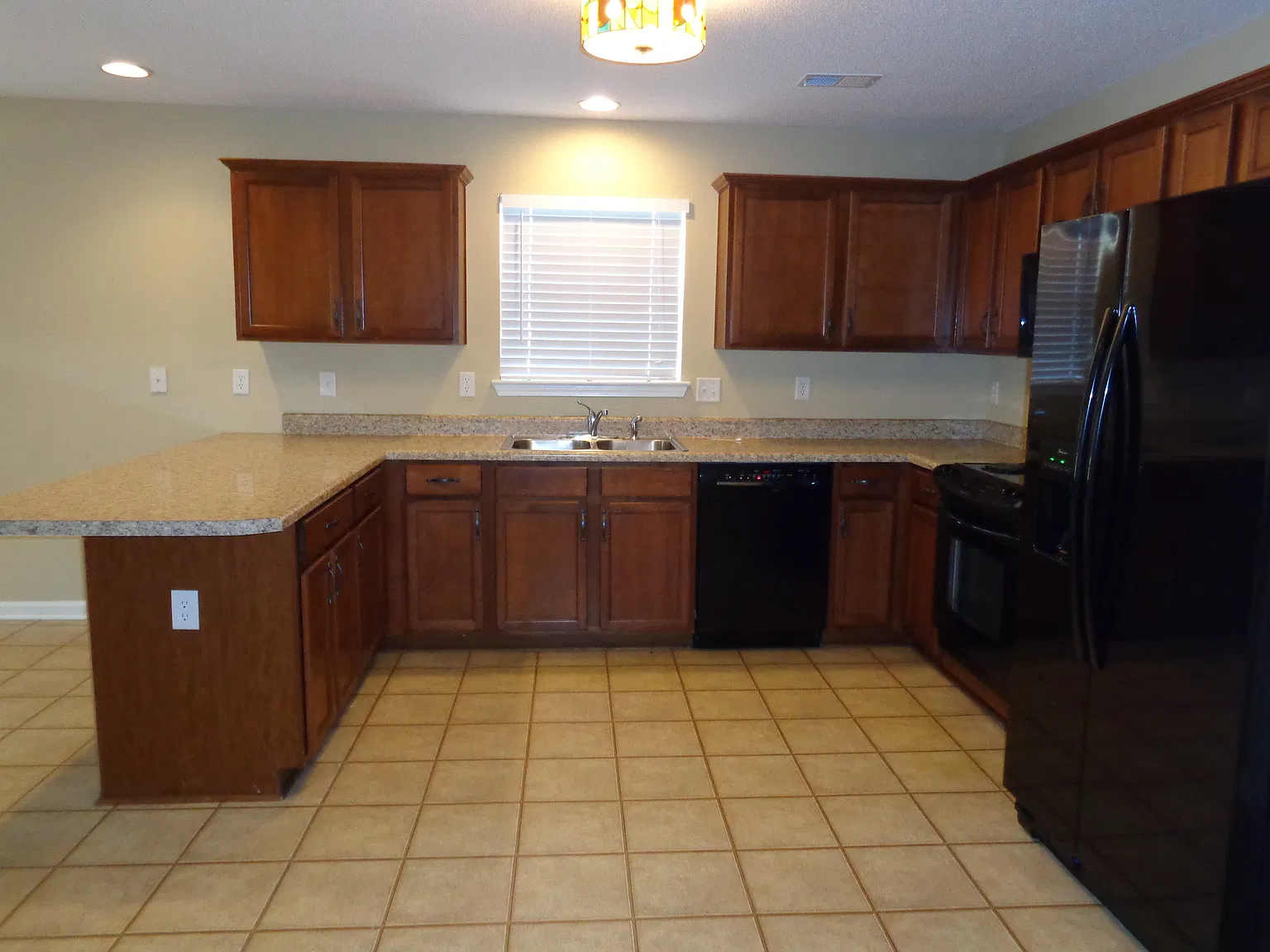 4 bed, 2.5 bath, 2516 sqft, $2,545 — Photo 2