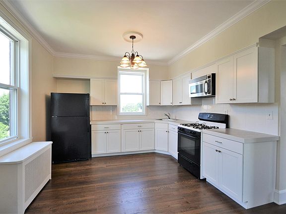 2nd image of 57 Farquhar Ave #2L