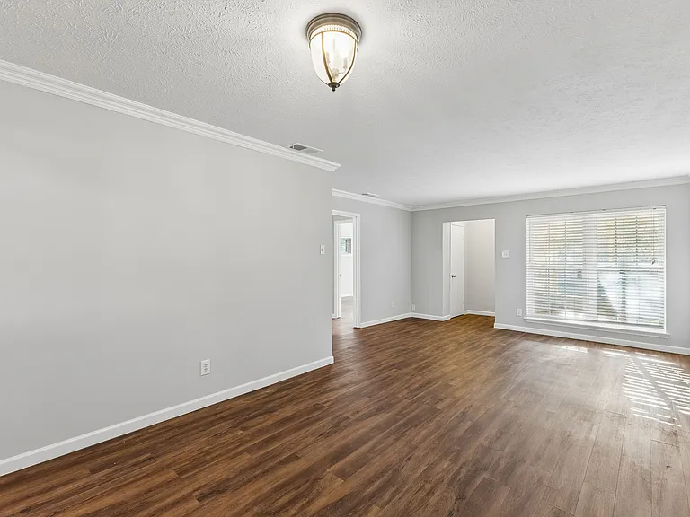 7023 Kingsbury Dr — Photo 3