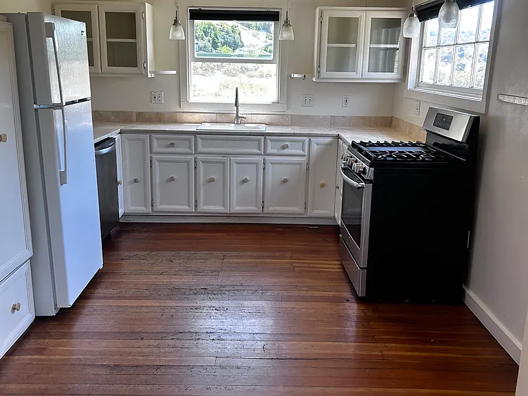 685 Edwards St — Photo 8