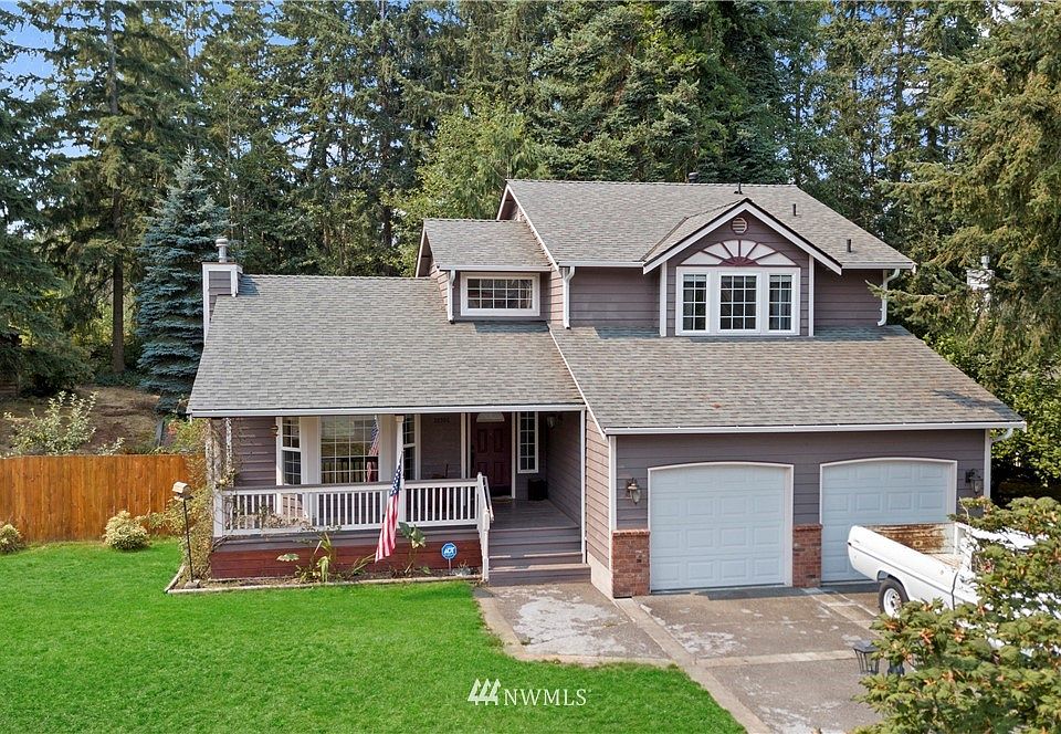 Beautiful home on a Shy Acre Lot!