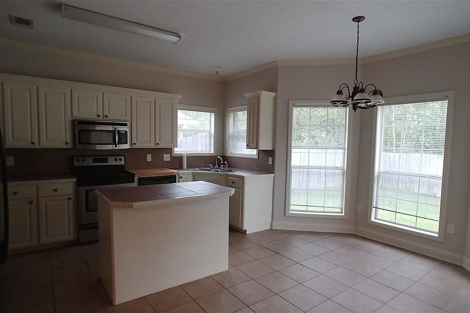2nd image of 641 Huntington Dr