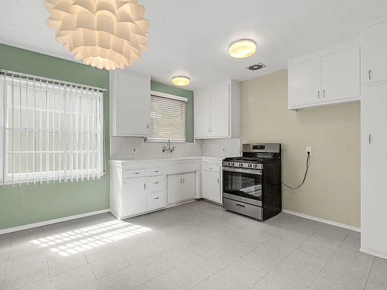 2 Bedrooms 1 Bath Unit In Great Location — Photo 5