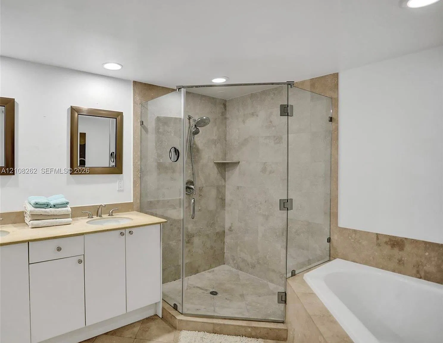 Duo Condominium East — Photo 4