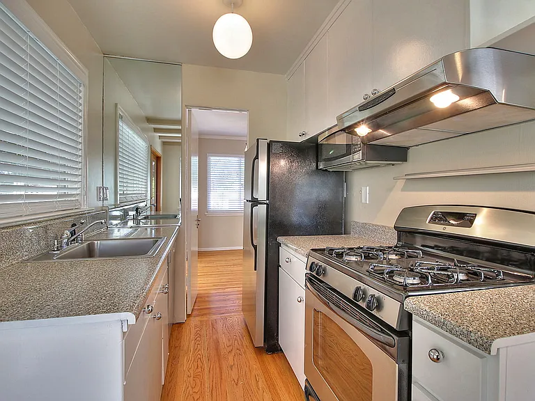 884 Park Dr — Photo 11