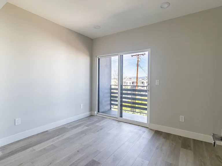 5132 Riverton Ave — Photo 25