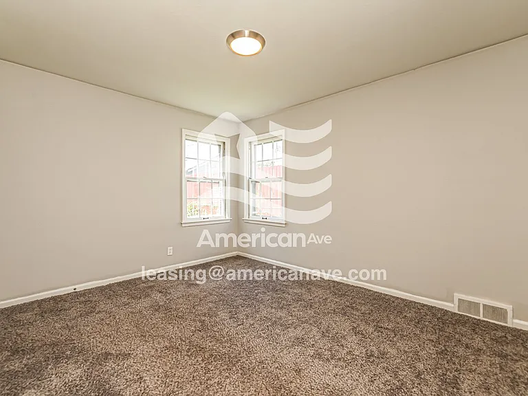1097093_009_bedroom_10.jpg