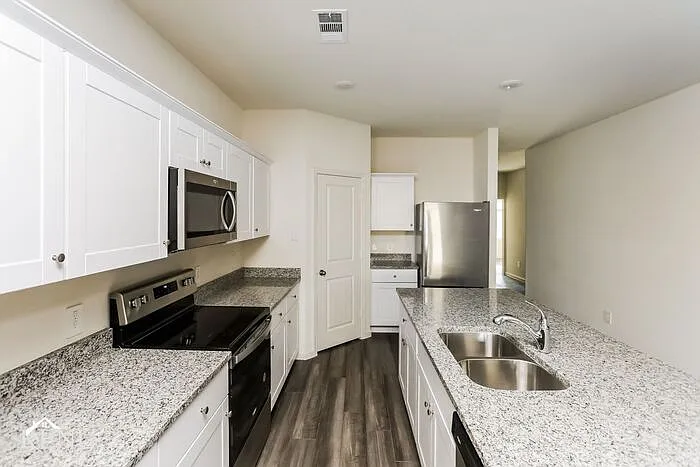 4 bed, 2.0 bath, 1827 sqft, $2,305 — Photo 3