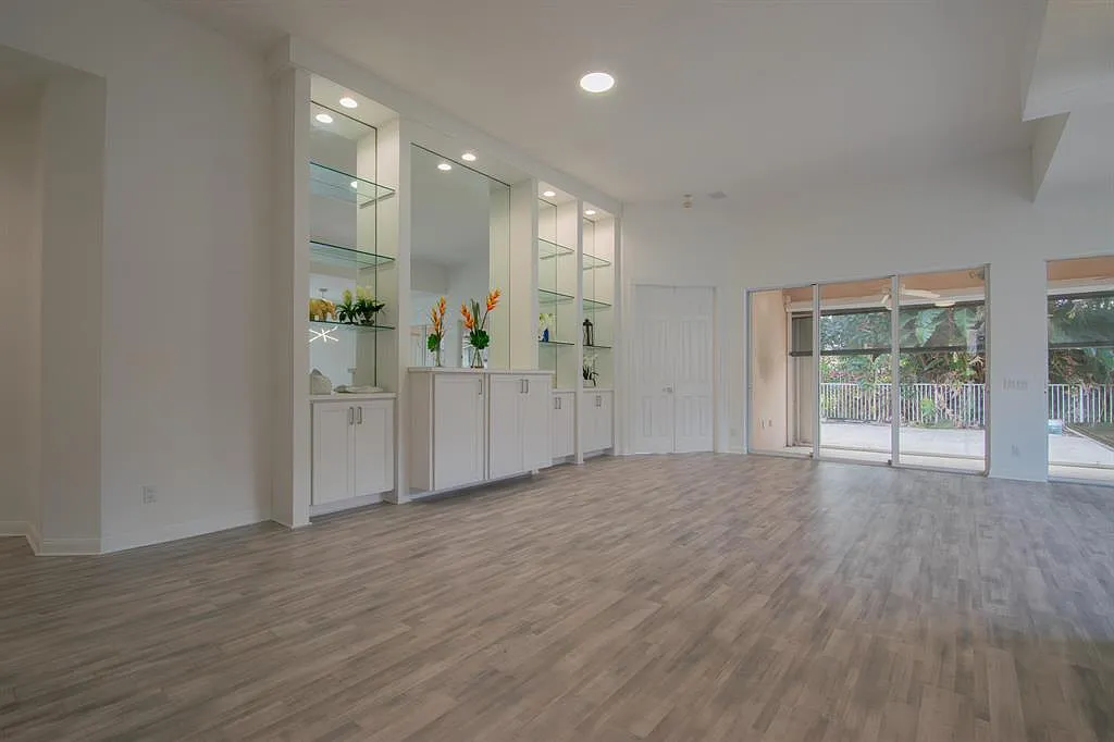 4 bed, 2.0 bath, 2084 sqft, $4,100 — Photo 3