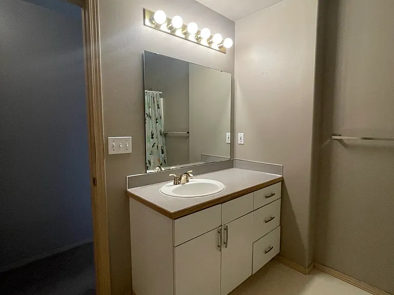 3 bed, 2.0 bath, 1234 sqft, $2,350 — Photo 10