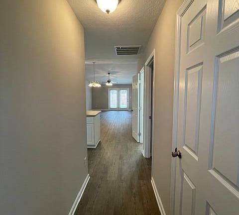 3rd image of 102 Bennington Ln