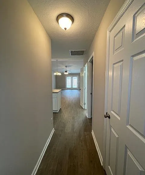 102 Bennington Ln — Photo 3