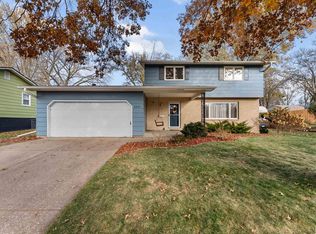 2326 Kingsway Dr, Bettendorf, IA
