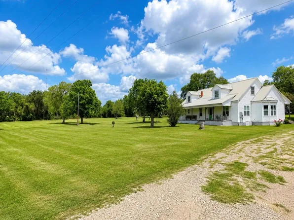 235 Park Ln, Fayetteville, TX 78940