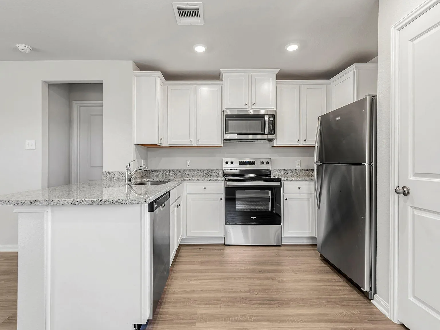 3 bed, 2.0 bath, 1076 sqft, $2,235 — Photo 2