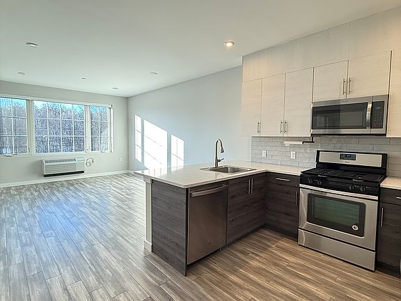5th image of 62 Broadway Unit 303