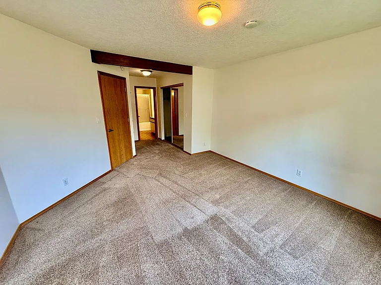 Large 980sq. 1 bedroom apartment with attached garage plus 1 parking space — Photo 12