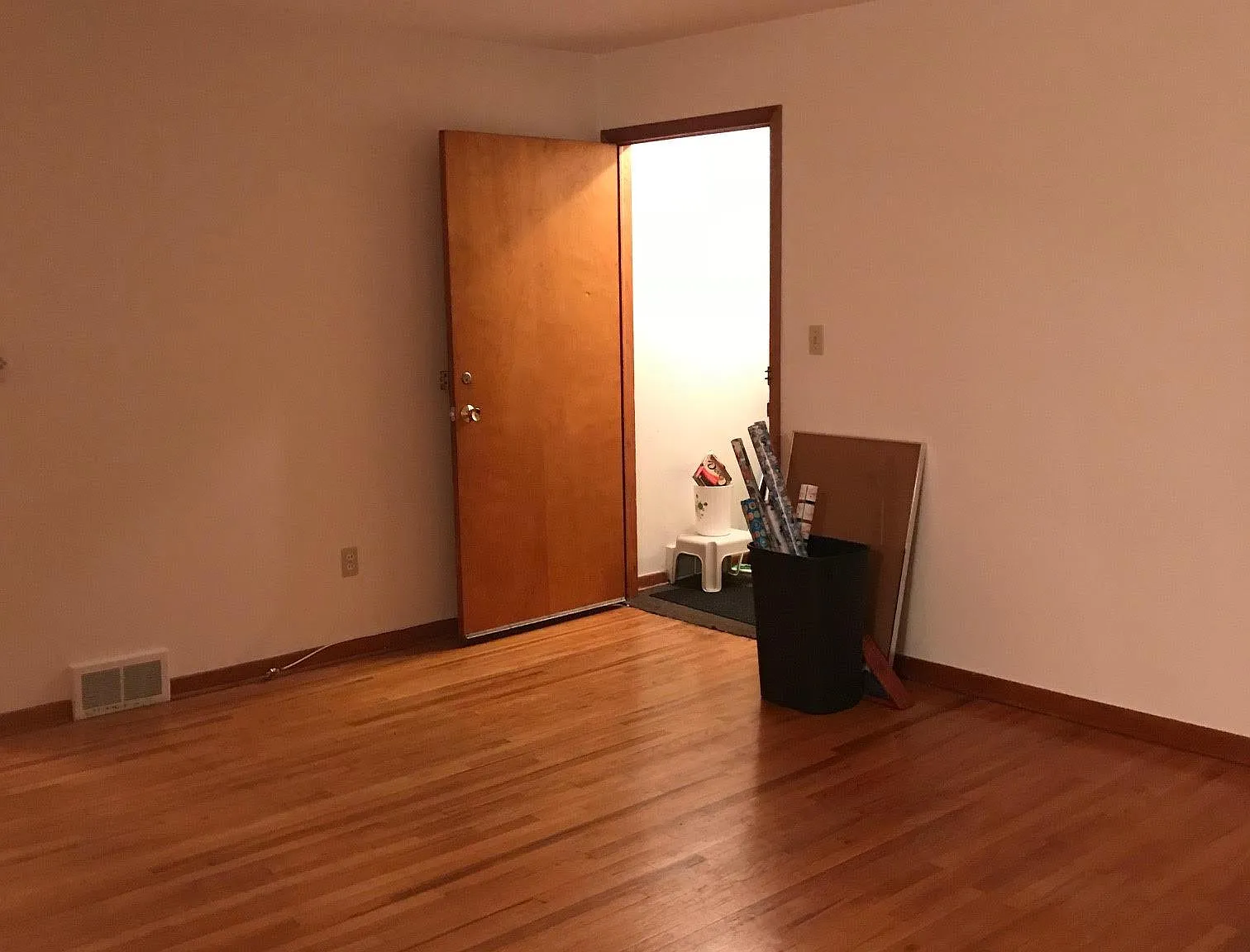 2 bed, 850 sqft, $2,200 — Photo 1