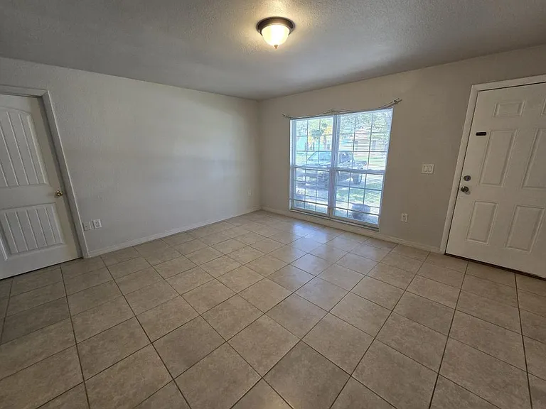 3406 Murrow St — Photo 3