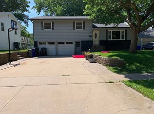 632 26th St NW, Cedar Rapids, IA 52405