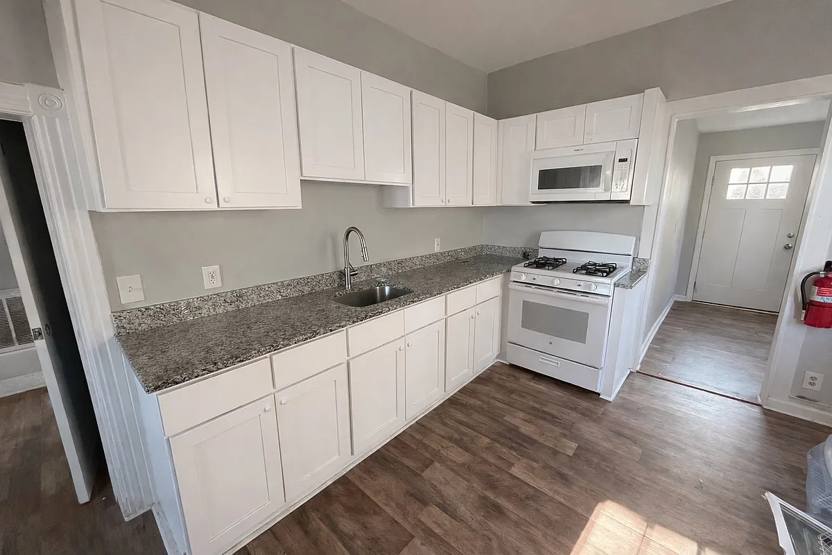 Building Photo - 705 Dehirsch Ave #2