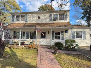 129 Spring Ln, Levittown, NY 11756