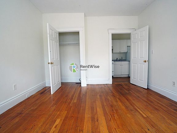 3rd image of 6 Camelot Ct APT 20