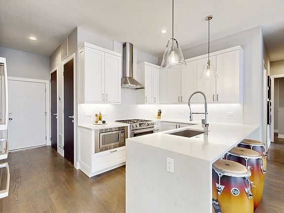 5th image of 3530 N Lincoln Ave #204