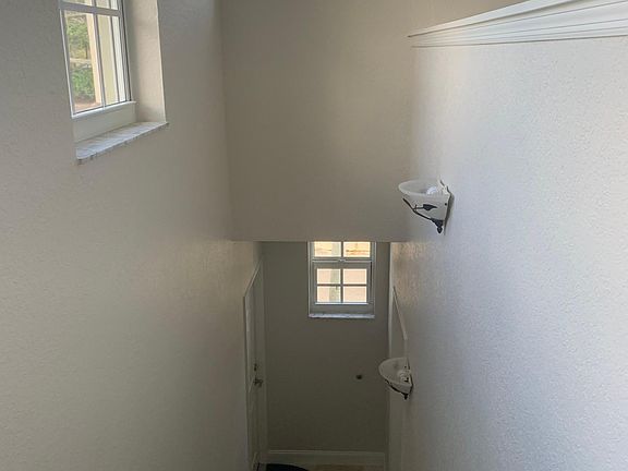 4th image of 301 Belmont Pl