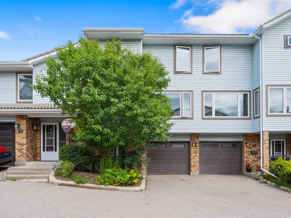 22 NE Coachway Gdns SW, Calgary, AB T3H 2V9