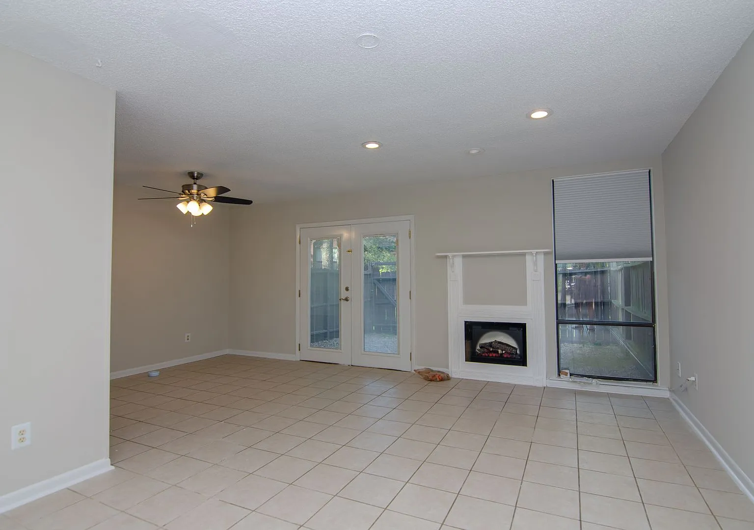 Stunner in Hickory Hollow — Photo 2