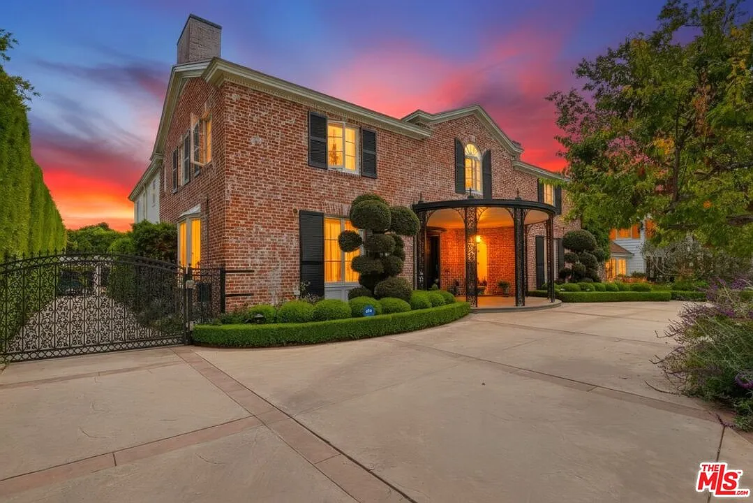4 bed, 4.5 bath, 6772 sqft, $19,995 — Photo 2