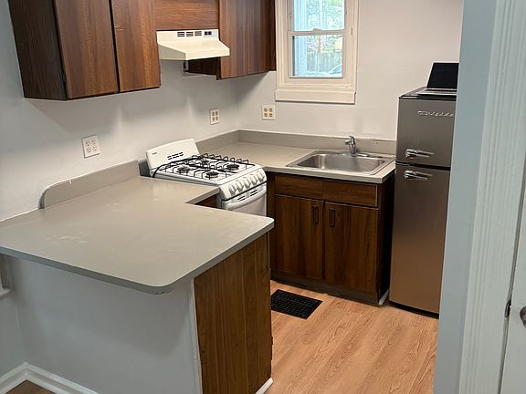 2nd image of 460 Pearl St
