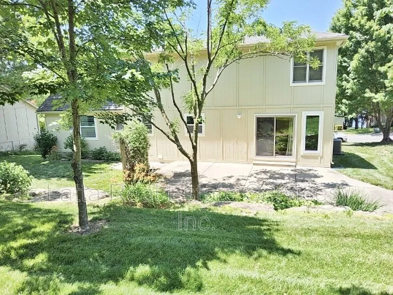 3 bed, 3.5 bath, 2650 sqft, $2,700 — Photo 2