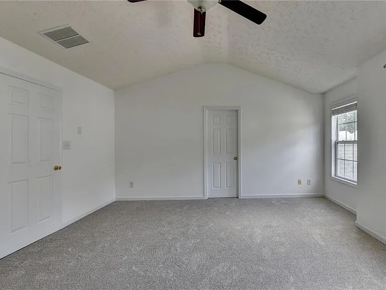 3067 Kentmere Dr — Photo 24