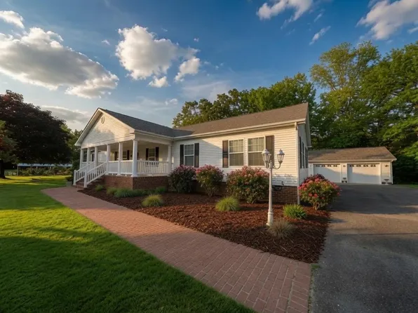 110 E Harbor Dr, Reedville, VA 22539