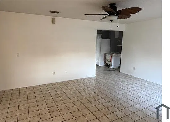 3 bed, 1192 sqft, $2,400 — Photo 2