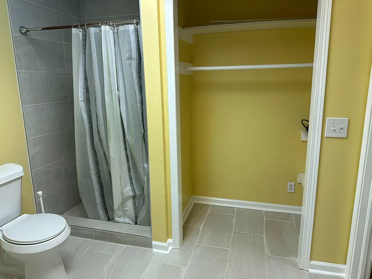 Private Full bath Room 3