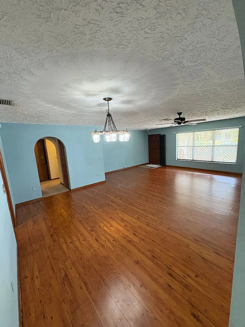 2/2/2 home with fenced backyard in Ft Pierce — Photo 2