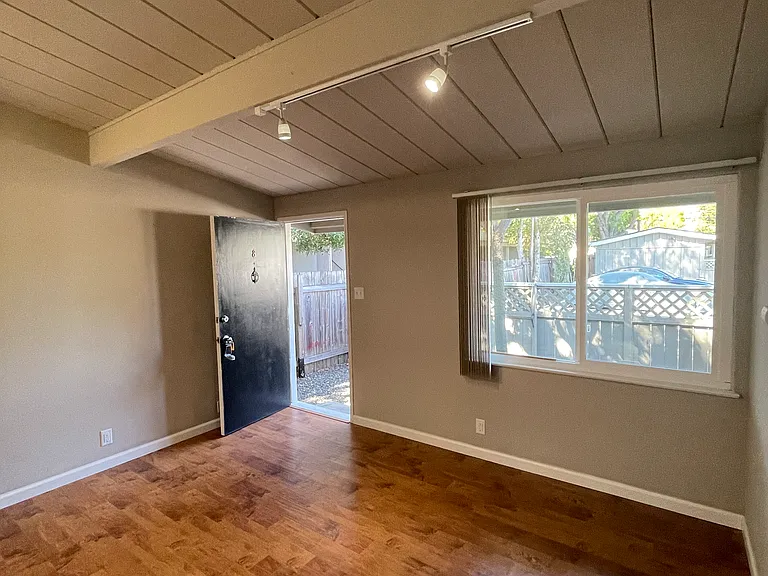 537 Mariposa Ave — Photo 5