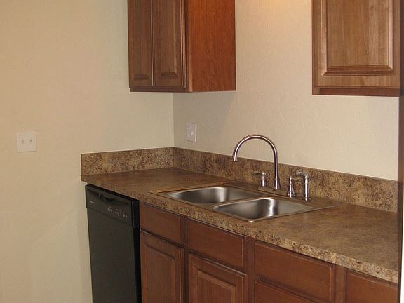 4th image of 2807 Glen Oaks Dr