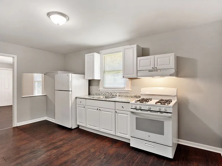 1405 E 32nd St — Photo 12