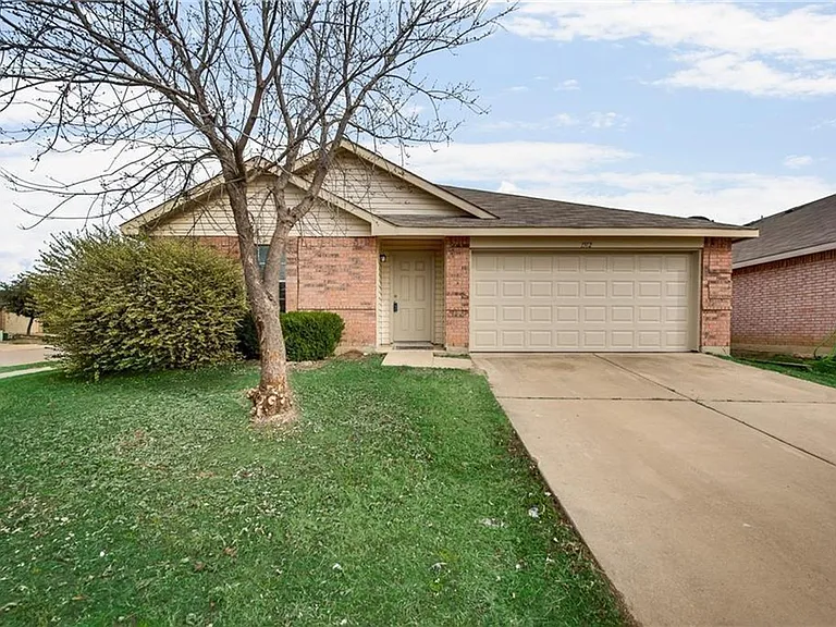 1512 Queens Brook Ln — Photo 1